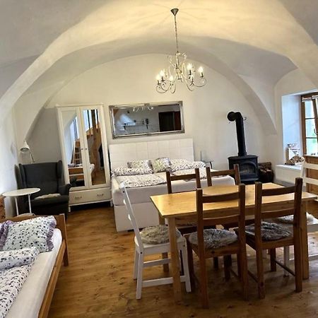 Penzion A Hospoda Na Statku Hluboka nad Vltavou Bagian luar foto