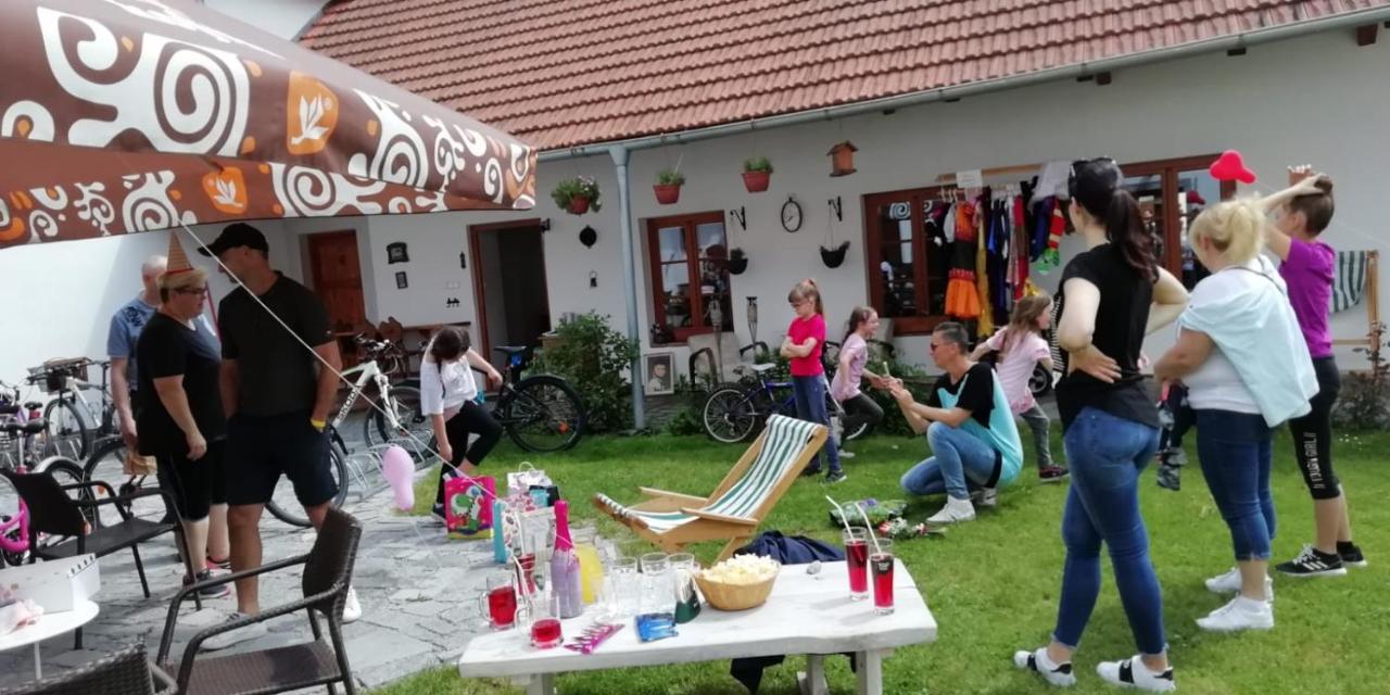 Penzion A Hospoda Na Statku Hluboka nad Vltavou Bagian luar foto