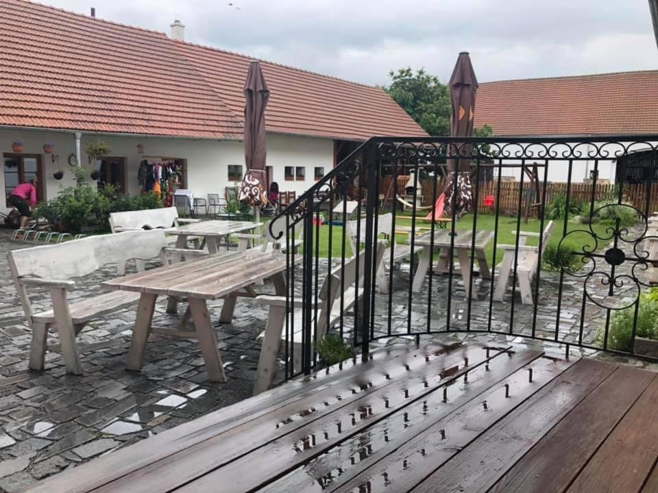Penzion A Hospoda Na Statku Hluboka nad Vltavou Bagian luar foto