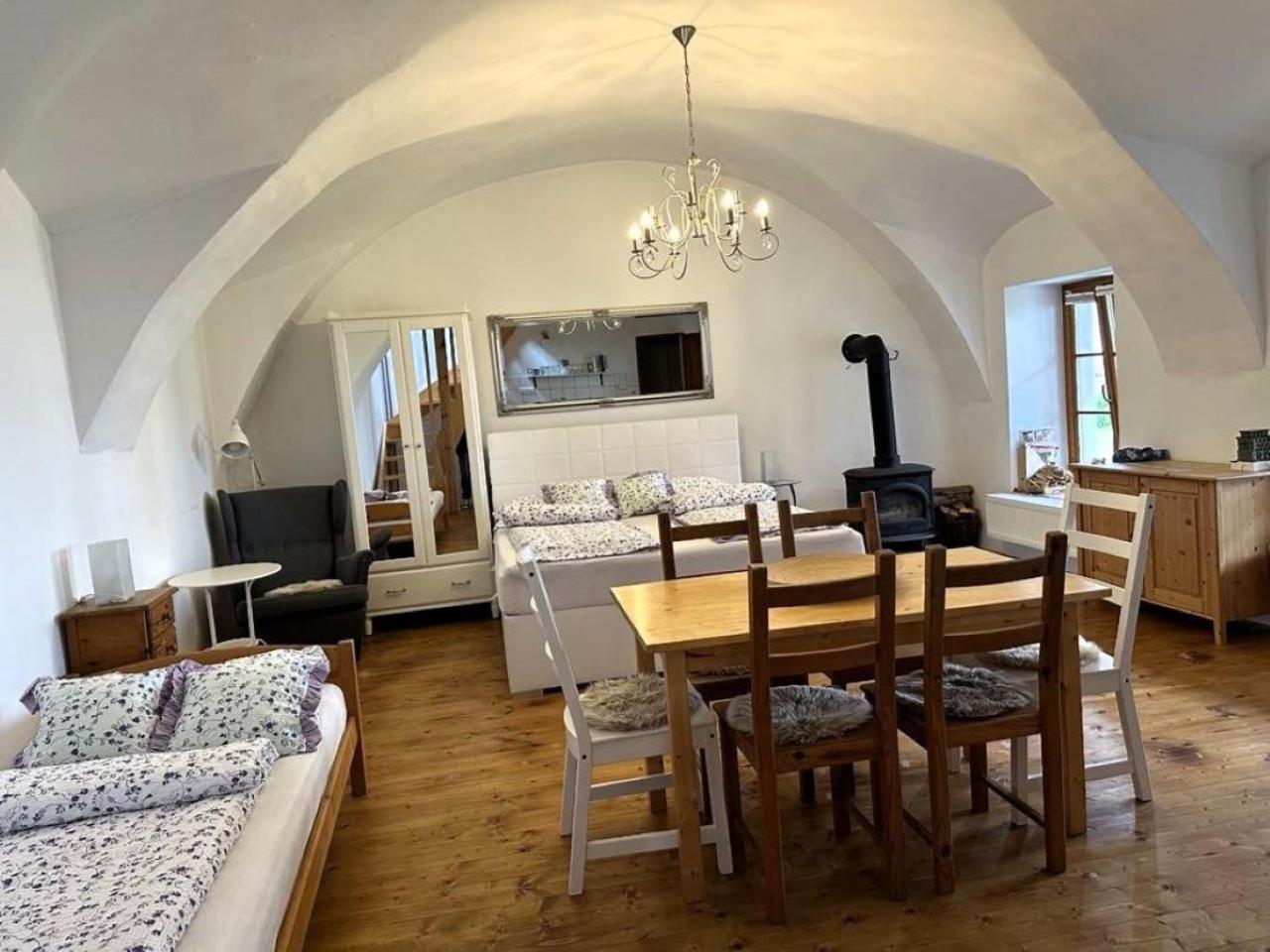 Penzion A Hospoda Na Statku Hluboka nad Vltavou Bagian luar foto