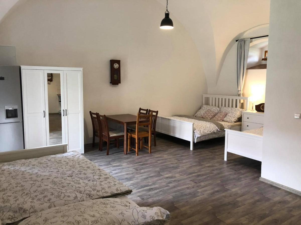 Penzion A Hospoda Na Statku Hluboka nad Vltavou Bagian luar foto