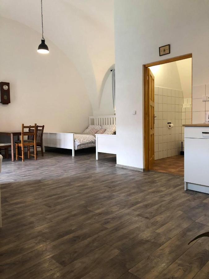 Penzion A Hospoda Na Statku Hluboka nad Vltavou Bagian luar foto